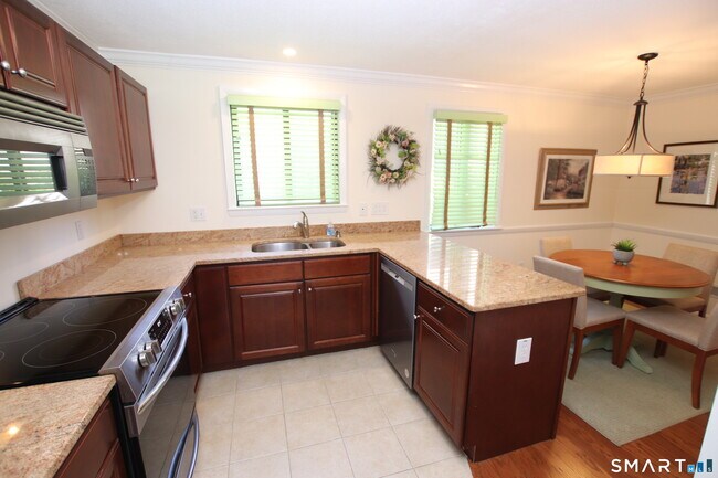 Building Photo - 53 Hollister Way N