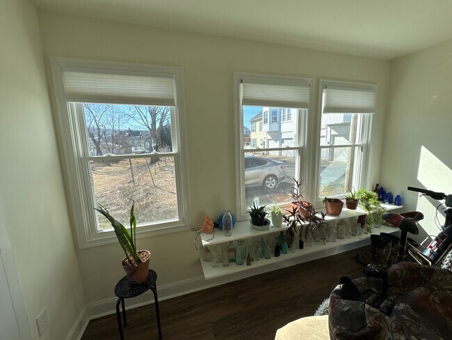 Building Photo - 322 E Broad St