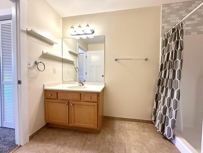 Building Photo - 460 Fox Ln