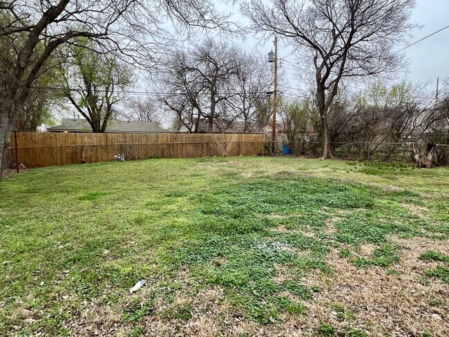 Building Photo - Charming Moore Home with Big Backyard!