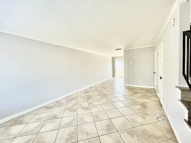 Building Photo - Charming 2 Bedroom 1.5 Bathroom Townhome w...