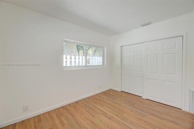 Building Photo - 638 SW 5th Ave