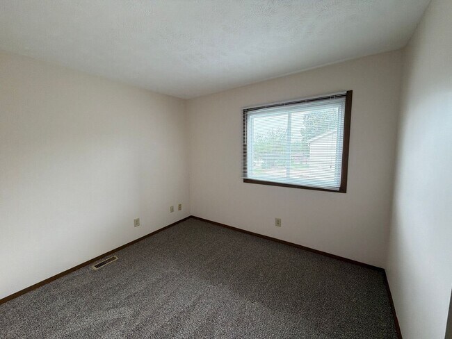 Building Photo - 4620 Grassridge Rd