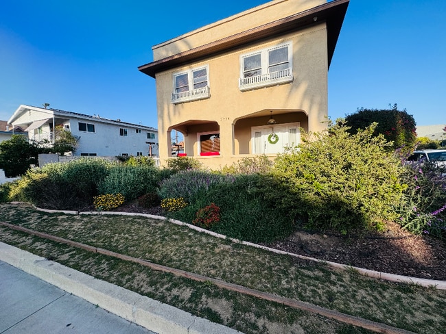 Primary Photo - 2754 Kenwood Ave