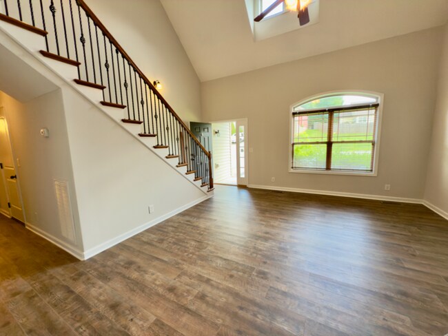 Building Photo - 638 Hidden Valley Dr