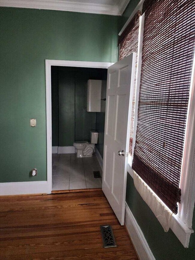 Building Photo - 2 Bedroom 2 bath house 1850 Square Foot!! Lots of Room!!