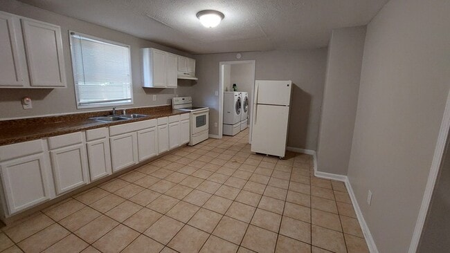 Building Photo - Duplex
