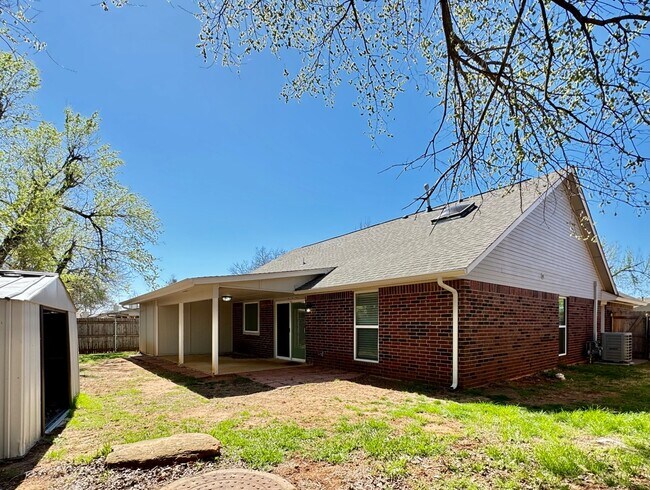 Building Photo - 308 N Lockeport Dr