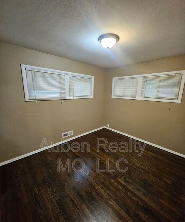 Building Photo - 7400 E 109th St