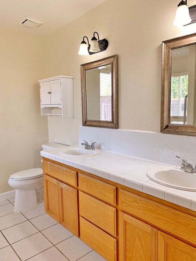Building Photo - 4 Bedroom Home in Hollister