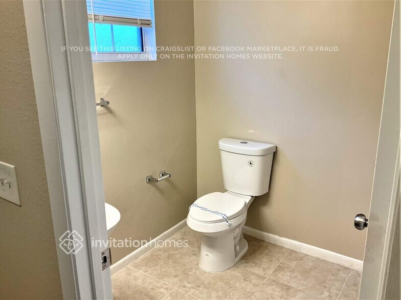 Building Photo - 1725 Pine Tree Dr