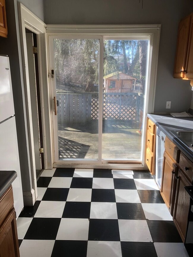 Building Photo - Charming 2 Bedroom House!