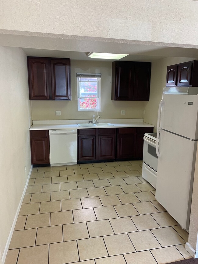 Building Photo - 319 E Mill St