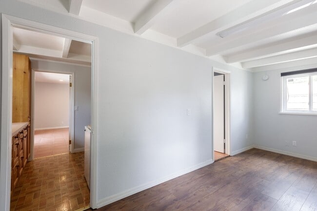 Building Photo - Spacious 5-Bedroom, 3-Bath Home with Pool ...