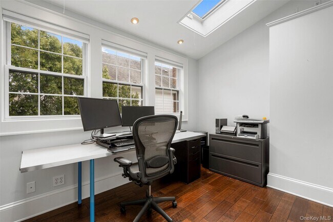 Building Photo - 225 Larchmont Ave