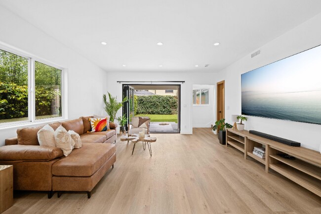Building Photo - 4258 Beethoven St