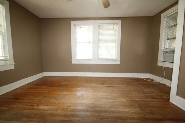 Building Photo - Simply the BEST! Adorable 1 Bedroom/1 Bath...