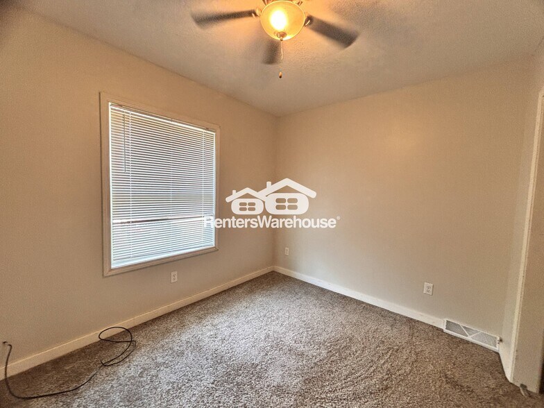 Building Photo - 904 Luster Ln