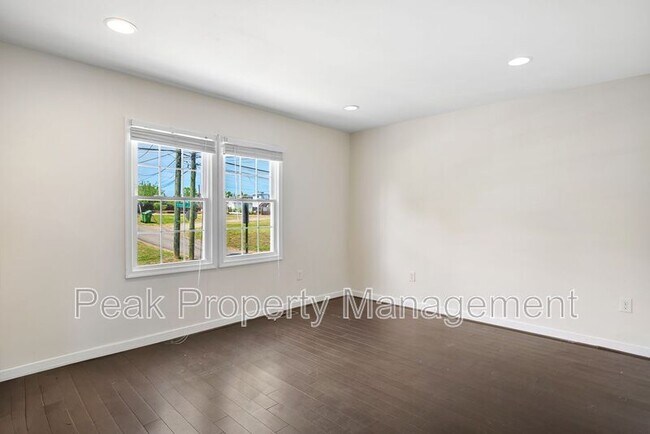 Building Photo - 819 Kinney St