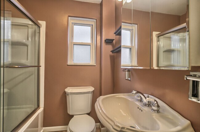 Building Photo - Charming 3 bed, 2 bath, south side flats h...