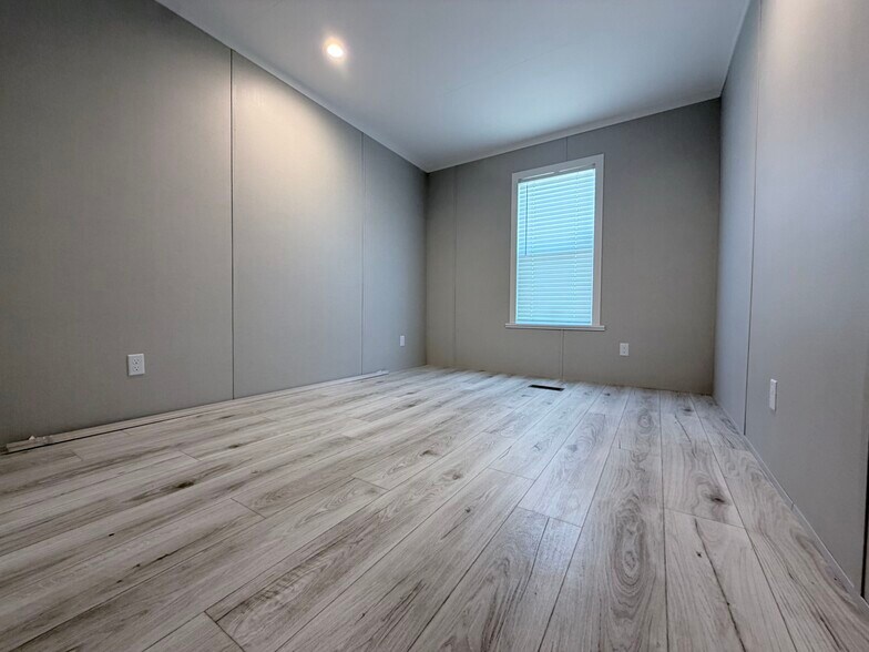 Building Photo - 709 N Collins Fwy