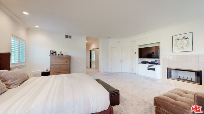 Building Photo - 4950 Densmore Ave