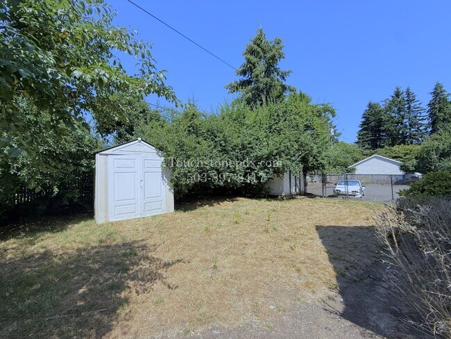 Building Photo - MOVE IN SPECIAL! ONE MONTH FREE! Timeless SE Portland 3 Bed Home w/Backyard, Hardwood Floors, & B...