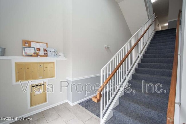 Building Photo - 2704 Bradford Commons Dr