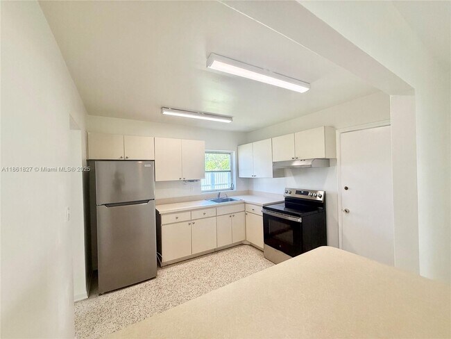 Building Photo - 2671 SW 118th Ct