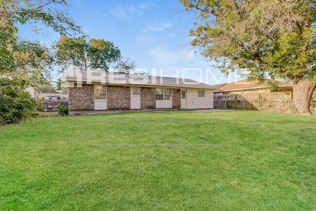 Building Photo - 347 Linklea Dr