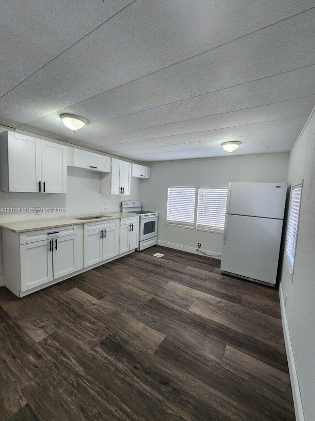 Building Photo - 4222 Hibiscus Cir
