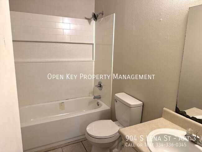 Building Photo - 904 S Lena St