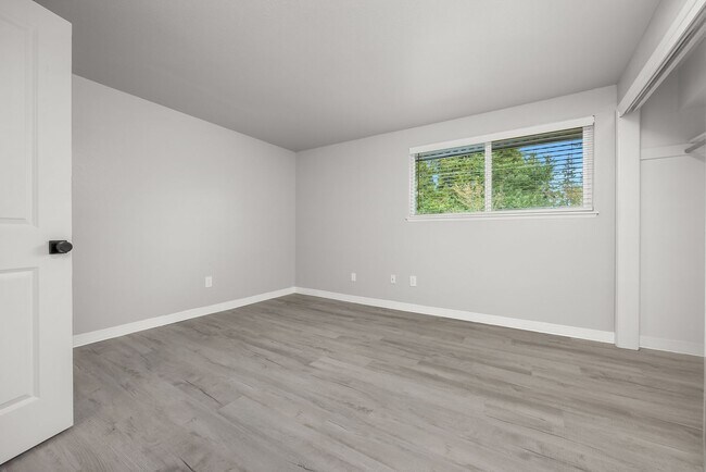 Interior Photo - Bridgeport Square