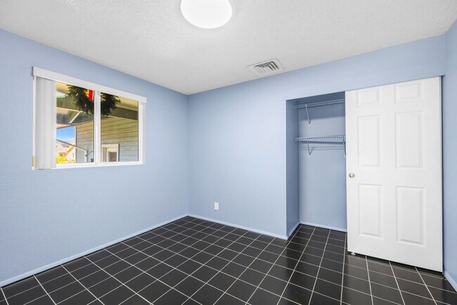 Building Photo - 305 Uala Pl