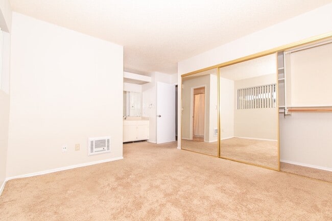 Building Photo - Private 2-bed/2-bath, Corner Location Cond...
