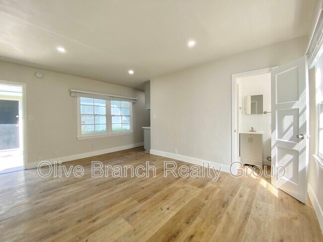 Building Photo - 14532 Dickens St