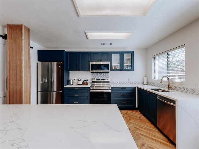 Building Photo - 2010 Carriage Club Dr