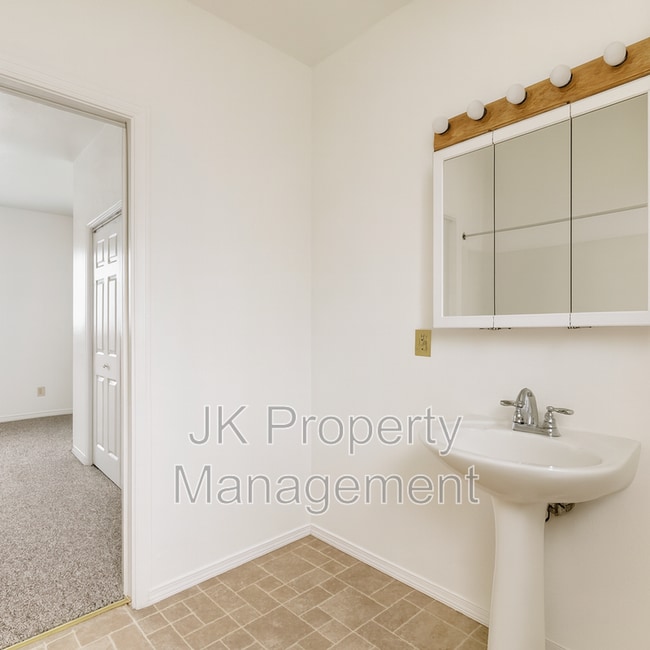 Building Photo - 819 6th Ave S