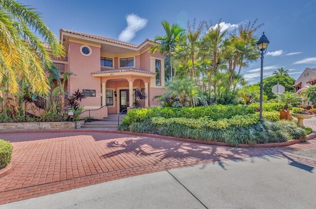 Building Photo - 500 Uno Lago Dr