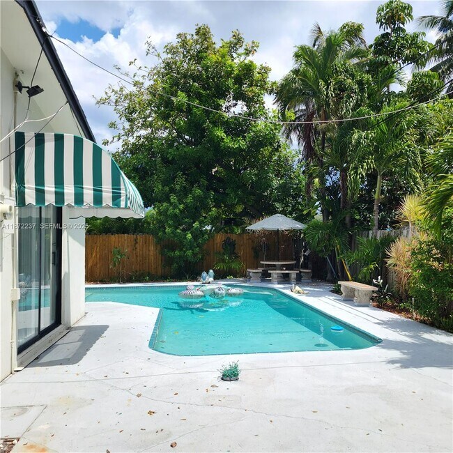 Building Photo - 1940 NE 31st Ct