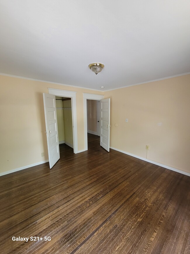 Building Photo - 642 W 10th St