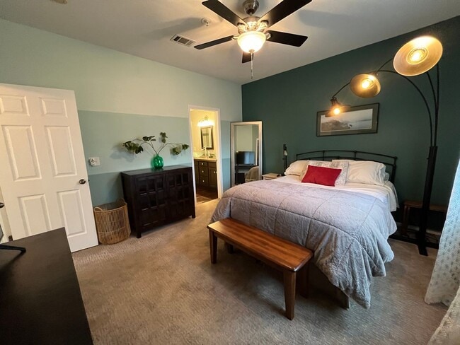 Building Photo - Fantastic Townhome in Loveland