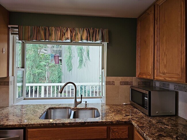 Building Photo - Amazing 3B/3B Single Family Home near Microsoft, prime Redmond location