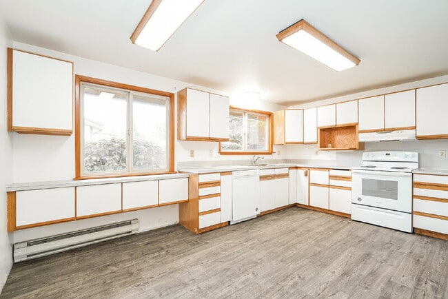 Building Photo - 7808 S Ainsworth Ave