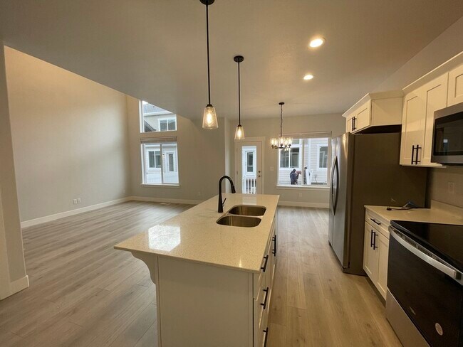 Building Photo - 3740 W
