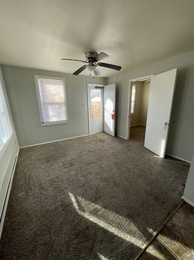 Building Photo - Quant 1 Bedroom, 1 Bathroom Single family home with fenced yard