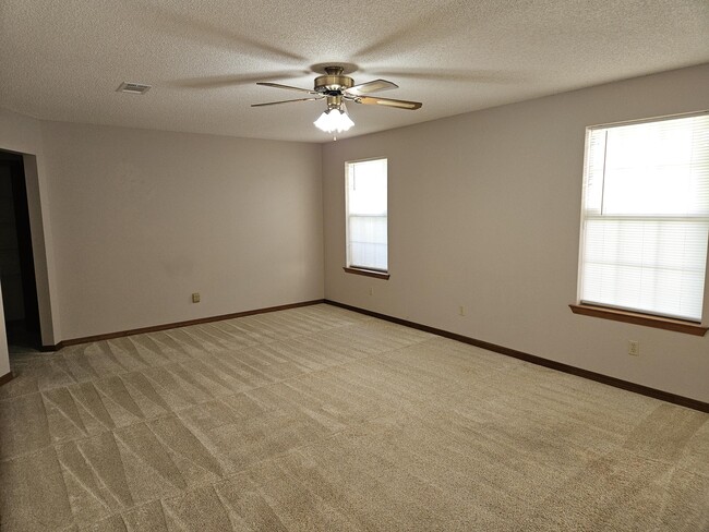 Building Photo - 7854 Pleasant Oaks Ave