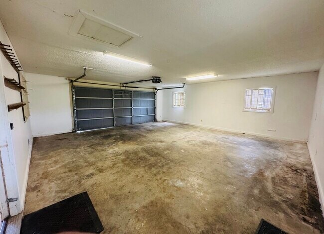 Building Photo - 572 Lexington Dr
