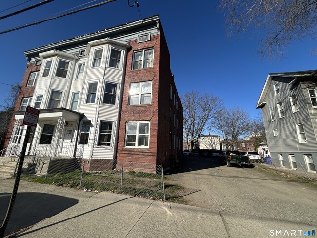 Building Photo - 83 Hallock St