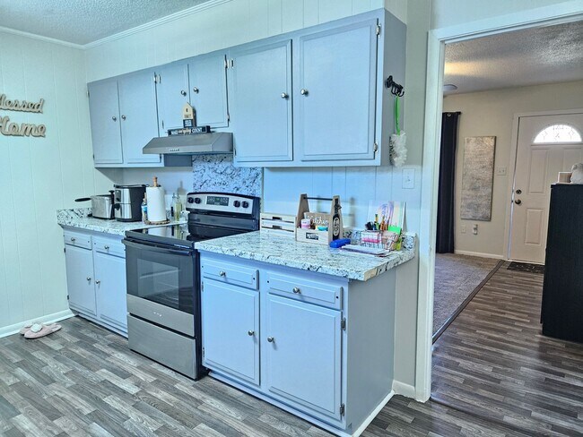 Building Photo - 3 BEDROOM